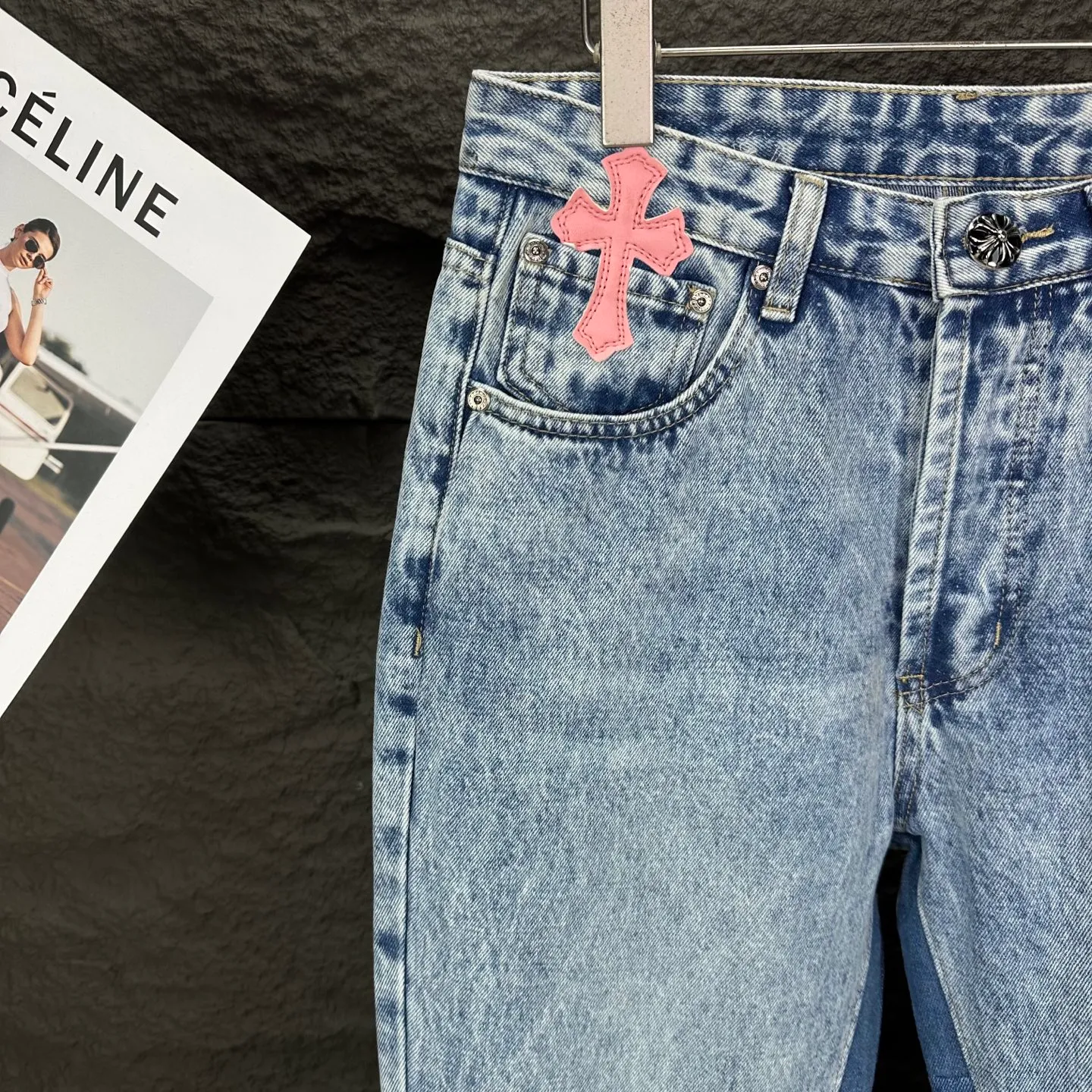 P280 GALLERY DEPT. & Croixin co-branded 2025 new limited edition spliced ​​trousers pink leopard print cross patch leather couple style bootcut jeans 🔥high version🔥high version🔥 top ceiling quality styles with different washed textures, very friendly to people with thin legs and thick legs, the bootcut version is very flattering leg shape timeless moderate length, easy and casual to match, basic styling for various styles, a must-have in the wardrobe! The fabric is stiff but also makes the upper body soft without losing texture. The washing process is even more perfect. It is a must-have item for everyone! ! ! Washed wheat, hang tag, pants label, three complete labels, color: blue, size: 28, 30, 32, 34, 36 (five sizes)